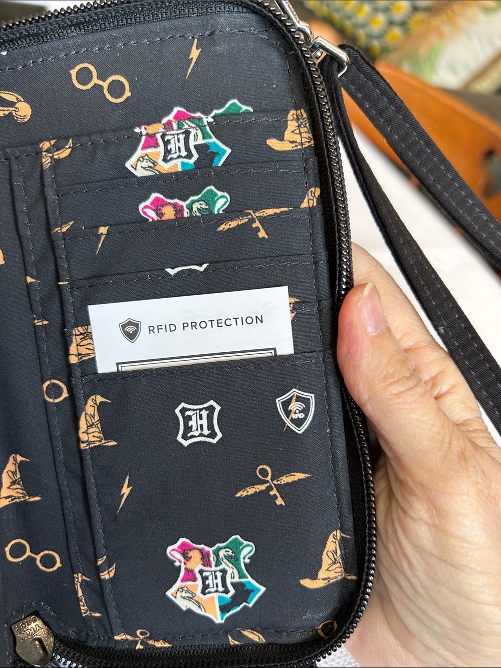 Harry Potter Vera Bradley Black Quilted Crest Crossbody Bag - Picture 9 of 11